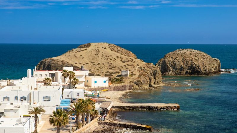 Le parc naturel de Cabo de Gata, sur la Costa Almeria : falaises volcaniques et criques restees vierges.