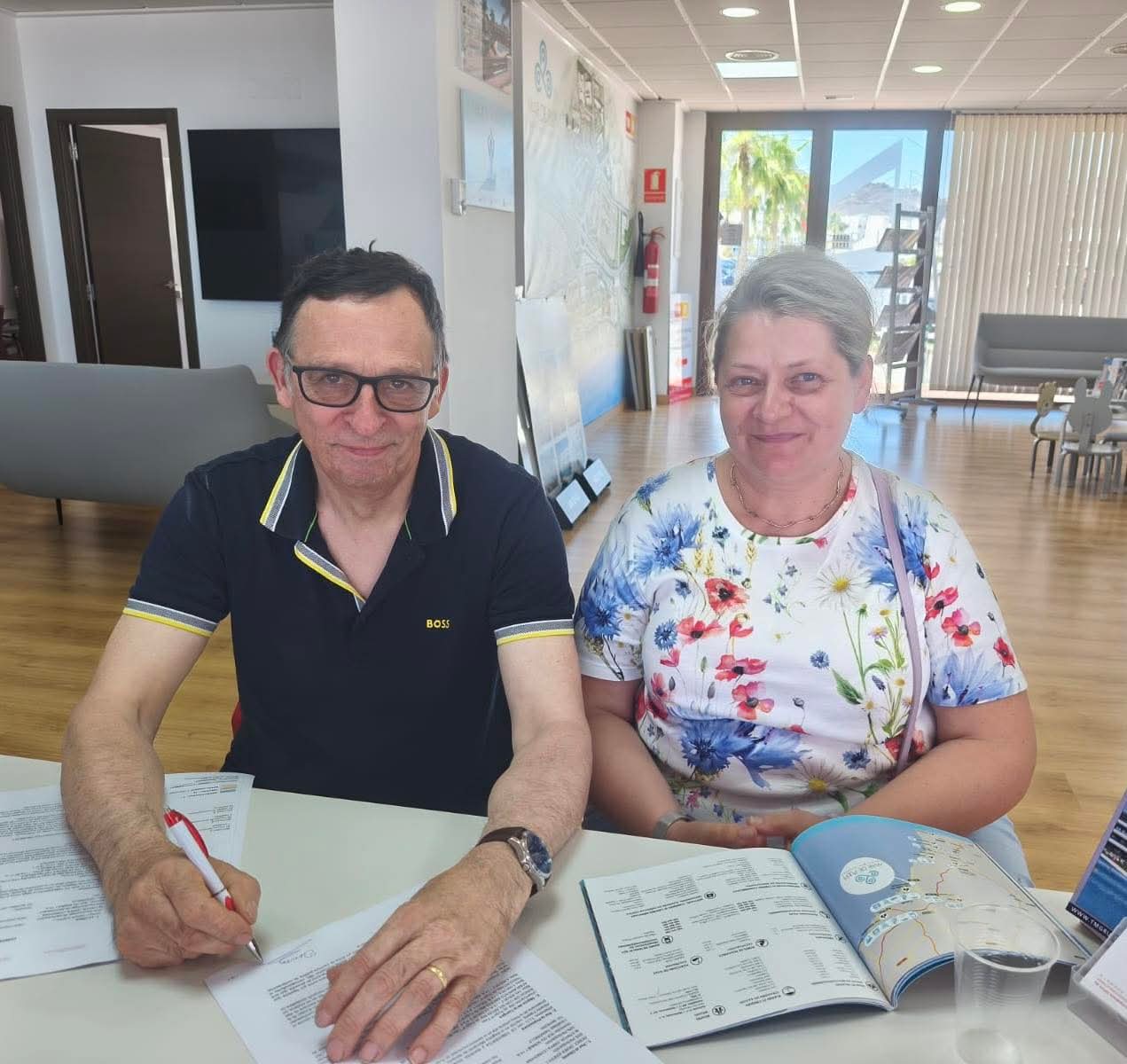 Clients signant chez Secundo pour un appartement en Costa Almería