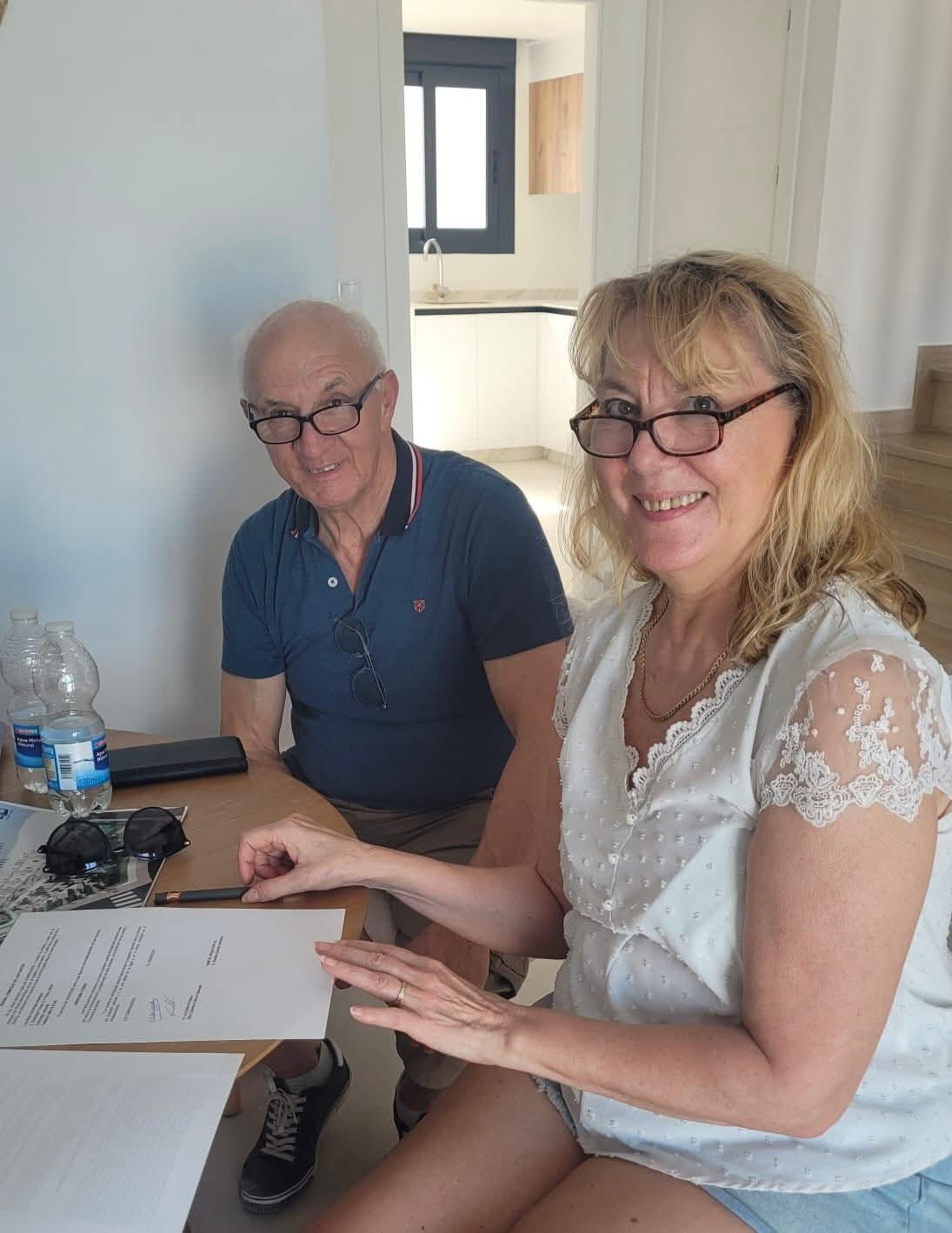 Fabienne et Luc signent pour leur maison à Cox