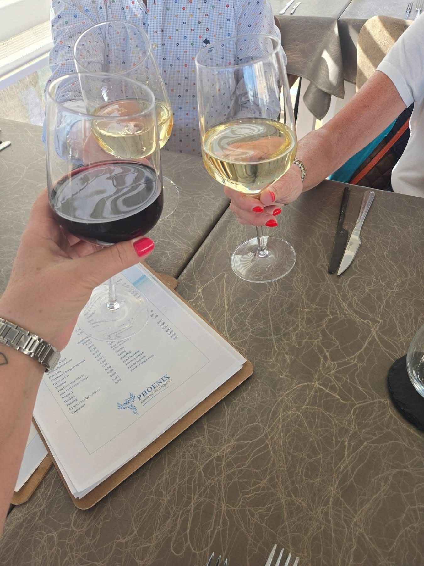 Clients célébrant leur achat à San Miguel de Salinas