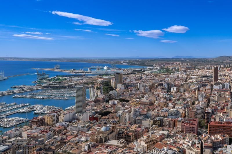 Vue aerienne du port d'Alicante, la ville et le château de Santa Bárbara