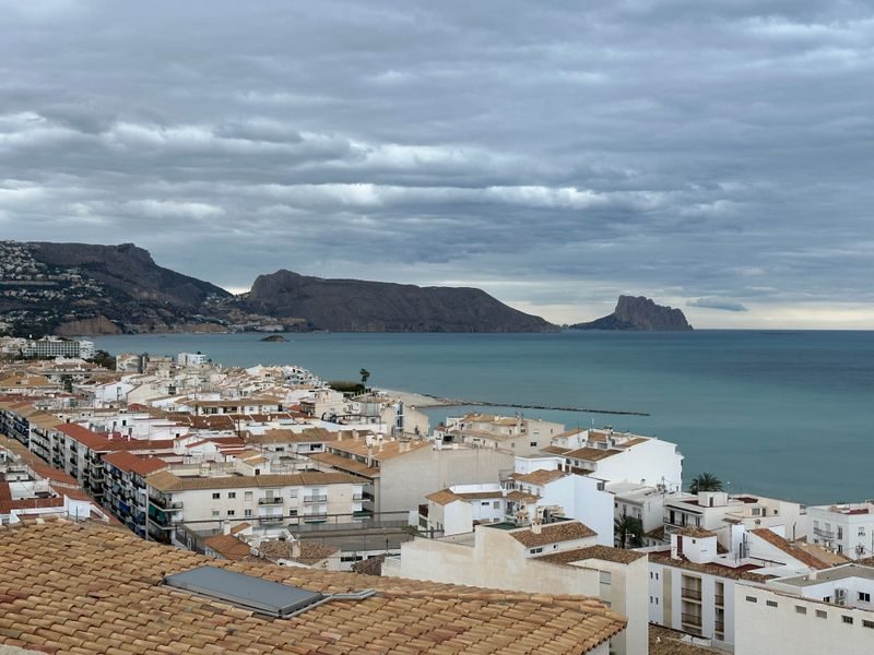 La baie d'Altea, ses toits blancs et le rocher d'Ifach à l'horizon