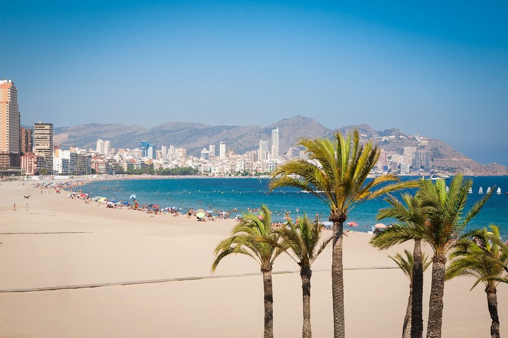 La plage de Benidorm et sa skyline de tours au fond de la baie