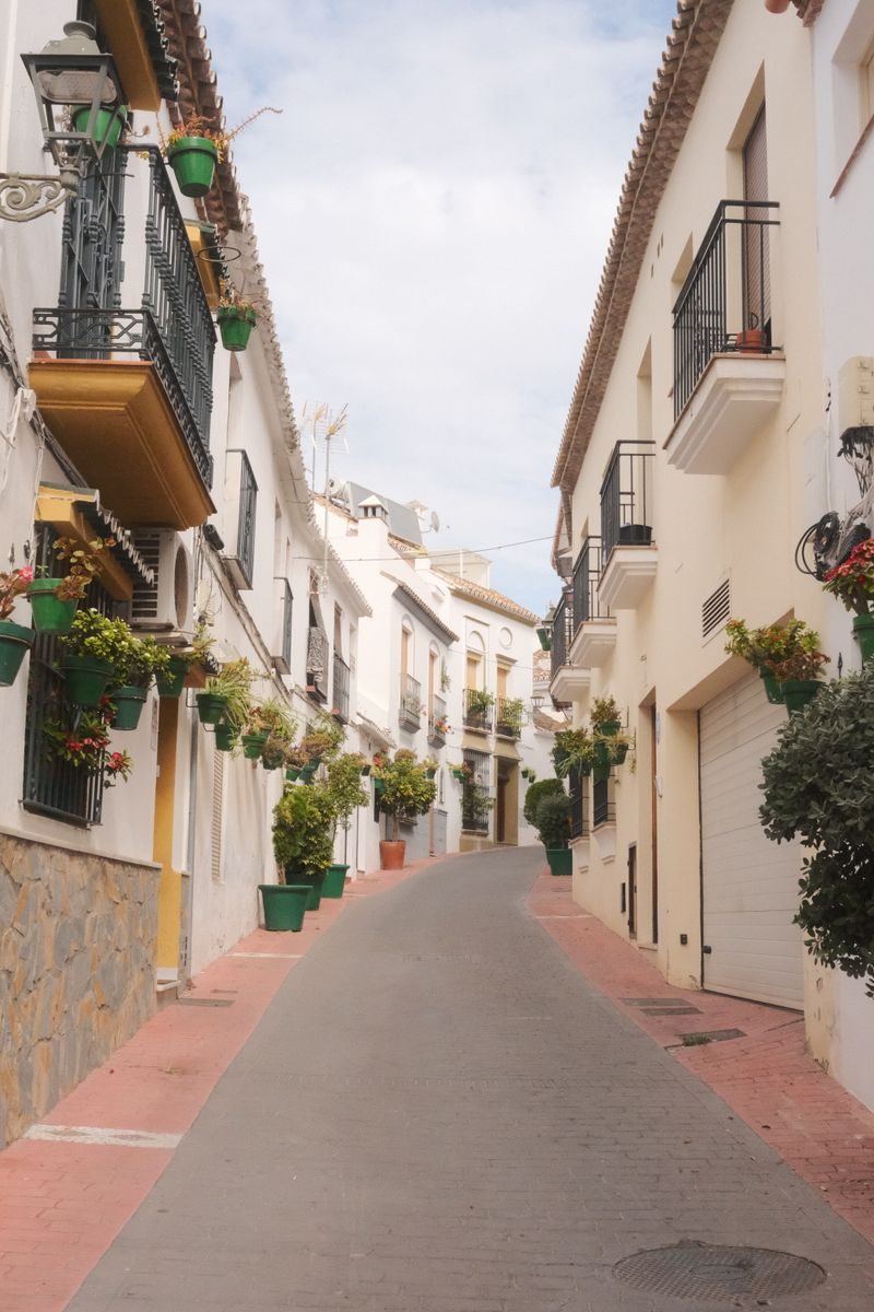 Une ruelle fleurie du centre historique d'Estepona