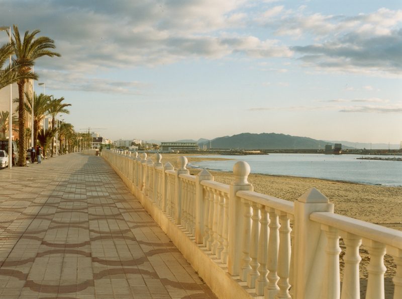 La promenade de Garrucha et sa balustrade blanche au couchant