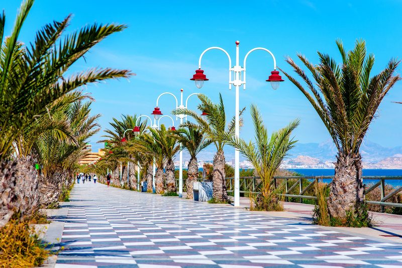 La promenade dallée et ses palmiers à Gran Alacant