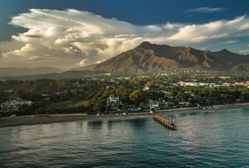 La côte de Marbella dominée par la montagne de La Concha