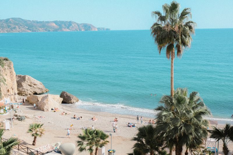 La plage de Nerja bordée de palmiers, eaux turquoise