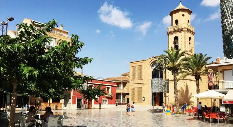 La place de l'église au cœur de Pilar de la Horadada