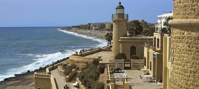 Le château de Santa Ana au bord de la plage de Roquetas de Mar