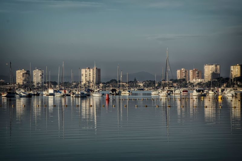La marina de San Pedro del Pinatar au crépuscule, sur le Mar Menor