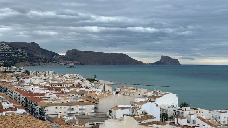 Le village blanc d’Altea et son dôme bleu, au-dessus de la Méditerranée.