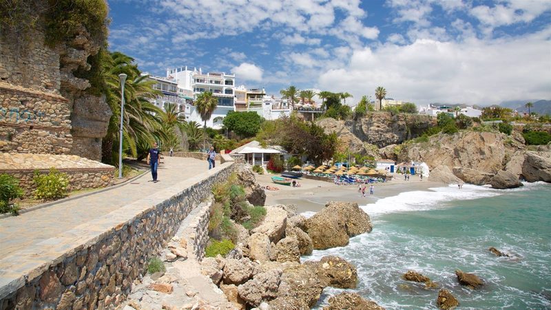 Promenade en bord de mer sur la Costa del Sol, entre plage et montagne.