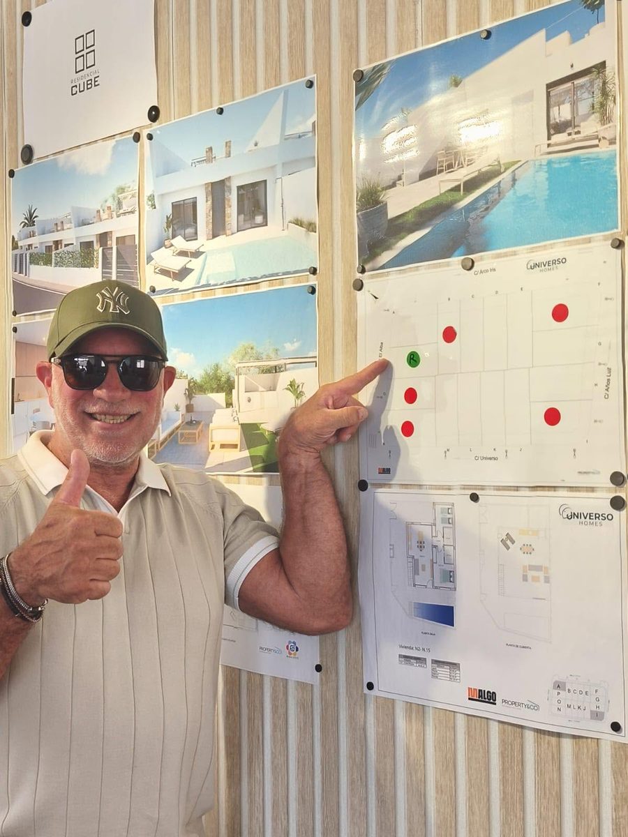 Jean-Paul devant le plan de sa future villa en Costa C&aacute;lida
