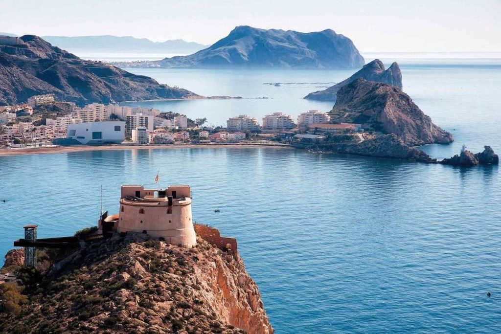Le château de San Juan surplombant la baie d'Águilas et l'Isla del Fraile, Costa Cálida
