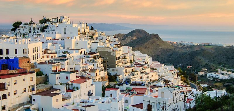 Le village blanc de Mojácar accroché à sa colline
