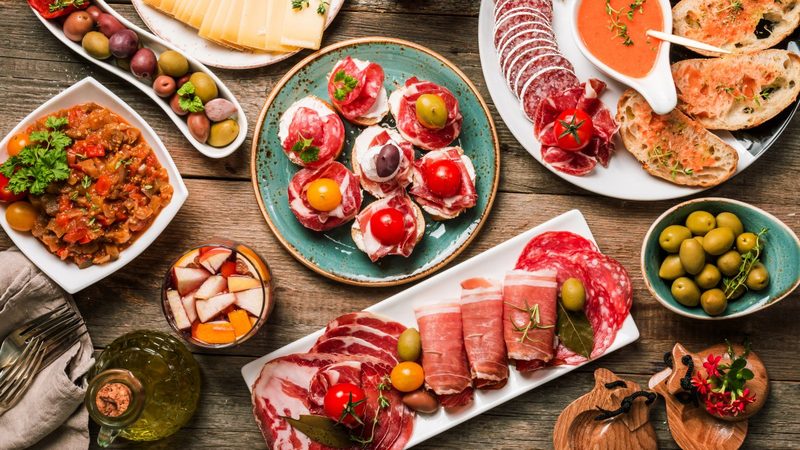 Een tafel vol tapas en kleine deelbordjes.