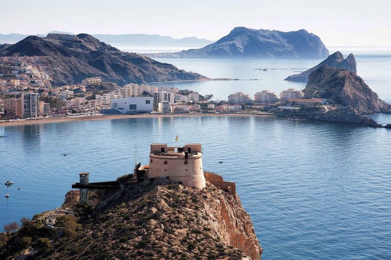 De baai van Águilas, met het kasteel van San Juan en het Isla del Fraile