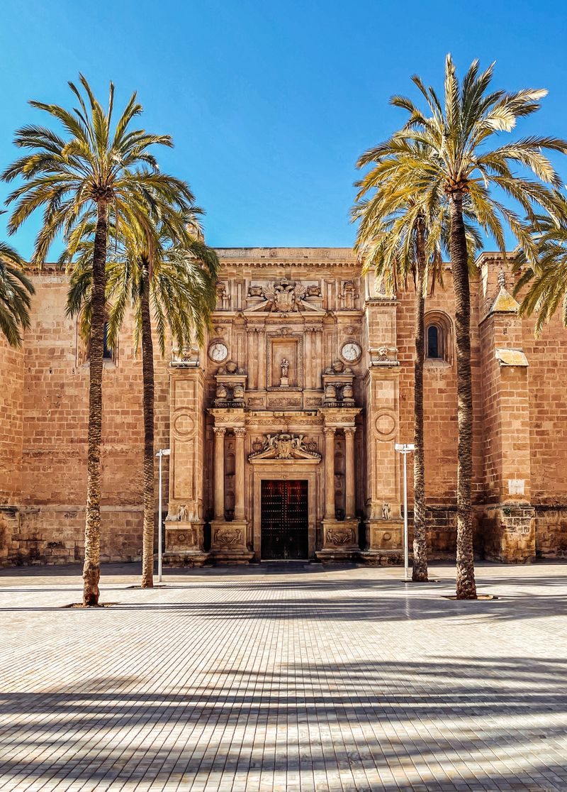 De gevel van de kathedraal van Almería en zijn palmbomen