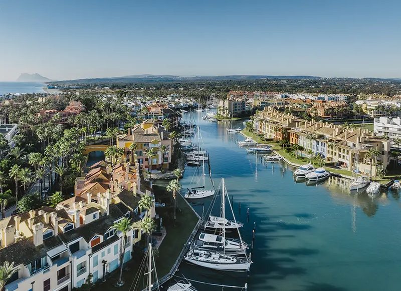 De jachthaven van Sotogrande, haar kanalen en villa's